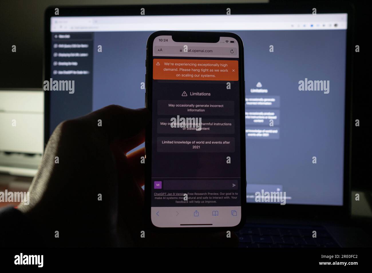 Azoren, Portugal - 21.01.2023: Hält Smartphone-Bildschirm mit AI ChatGPT-Service mit Warninformationen zur hohen Nachfrage in der Hand. Entwickelt von OpenAI. Stockfoto