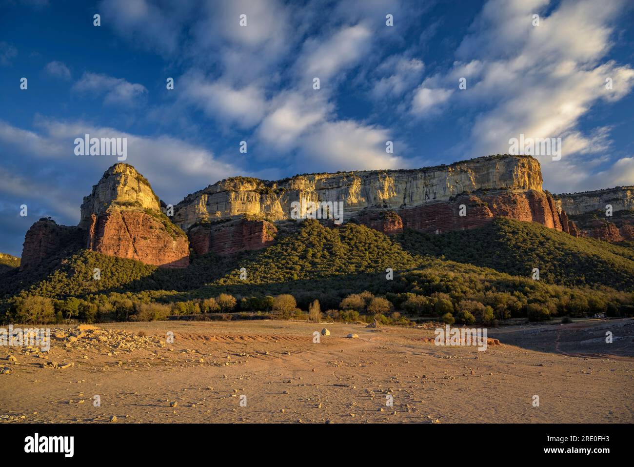 Klippen von Puig de la Forcala und Tavertet, in der Collsacabra, vom Sau-Stausee bei Sonnenaufgang aus gesehen (Osona, Barcelona, Katalonien, Spanien) Stockfoto