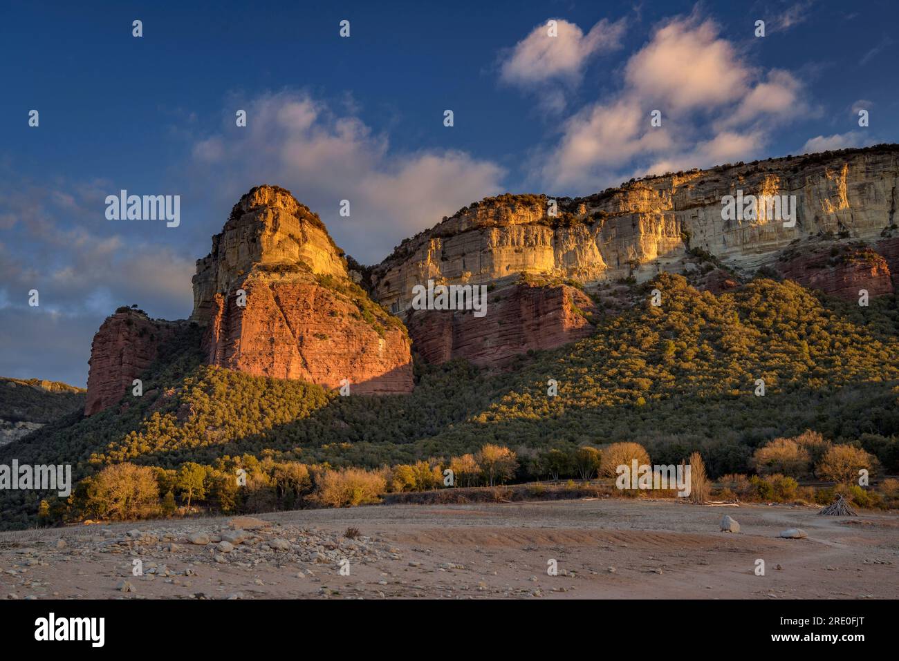 Klippen von Puig de la Forcala und Tavertet, in der Collsacabra, vom Sau-Stausee bei Sonnenaufgang aus gesehen (Osona, Barcelona, Katalonien, Spanien) Stockfoto