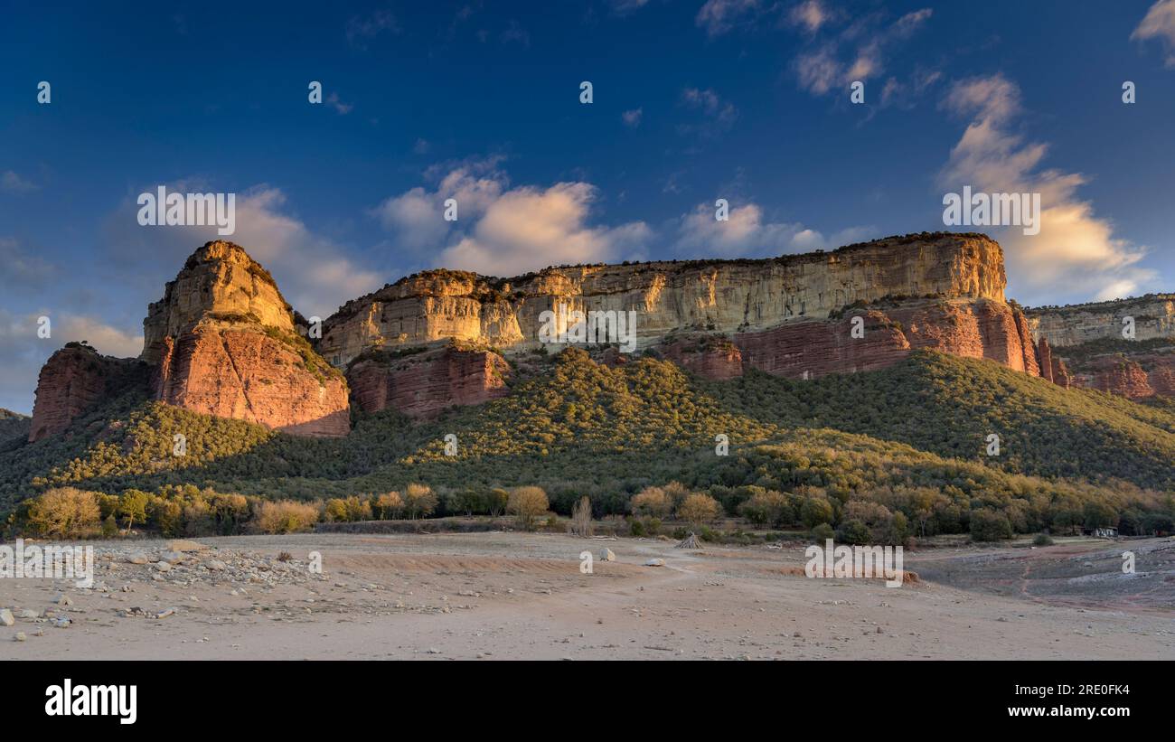 Klippen von Puig de la Forcala und Tavertet, in der Collsacabra, vom Sau-Stausee bei Sonnenaufgang aus gesehen (Osona, Barcelona, Katalonien, Spanien) Stockfoto