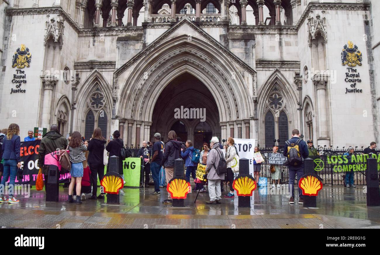 London, Großbritannien. 24. Juli 2023 Umweltaktivisten versammelten sich vor den königlichen Gerichten vor einem Gerichtsverfahren gegen Shell durch das Volk der Ogoni und forderten, dass der Ölriese aufräumt und für die Schäden entschädigt wird, die durch Ölunfälle im Nigerdelta entstanden sind. Kredit: Vuk Valcic/Alamy Live News Stockfoto