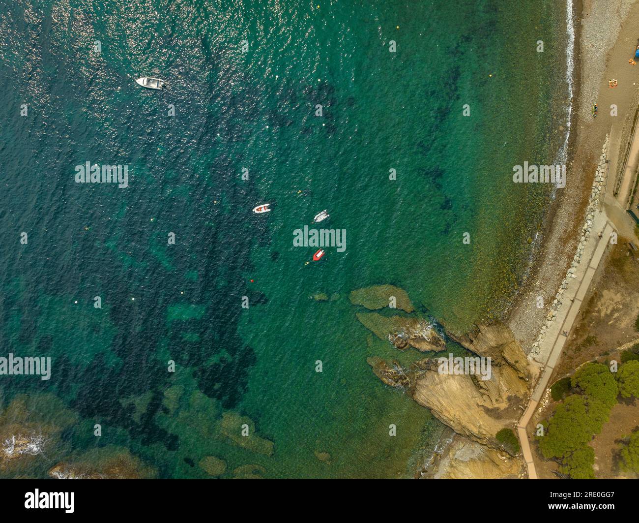 Blick aus der Vogelperspektive auf den Strand und den Campingplatz von Port de la Vall, in der Nähe von Port de la Selva, in Cap de Creus, Costa Brava (Alt Empordà, Girona, Katalonien, Spanien) Stockfoto