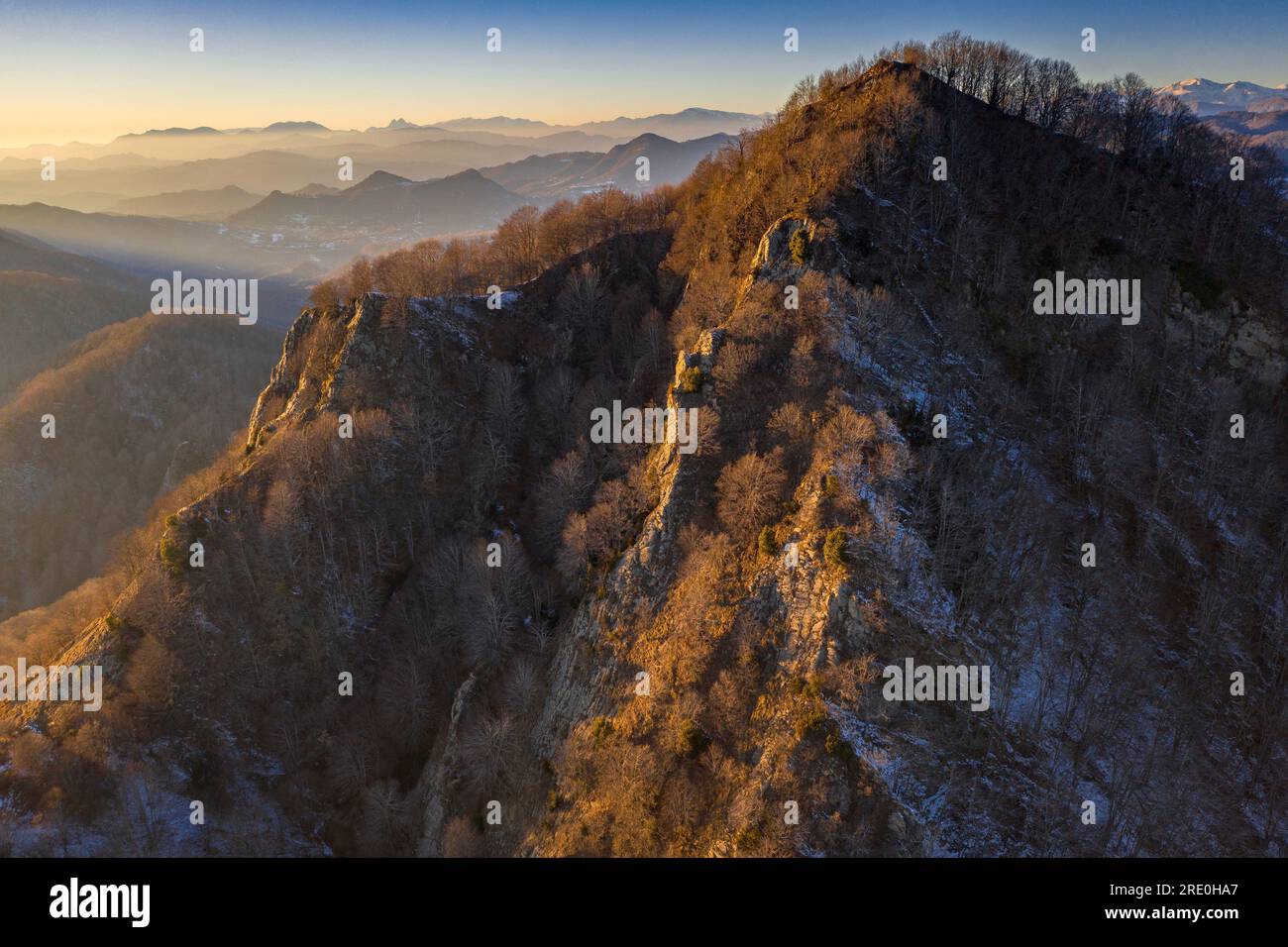 Luftaufnahme der Berge in der Nähe des Bracons Passes bei einem Winteruntergang (La Garrotxa, Girona, Katalonien, Spanien) Stockfoto