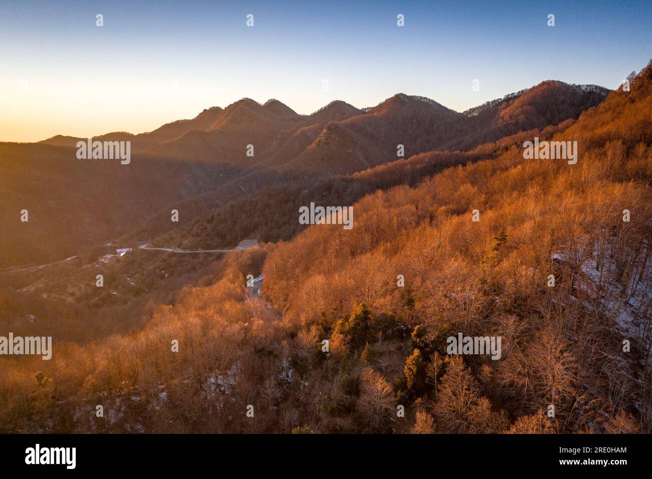 Luftaufnahme der Berge in der Nähe des Bracons Passes bei einem Winteruntergang (La Garrotxa, Girona, Katalonien, Spanien) Stockfoto