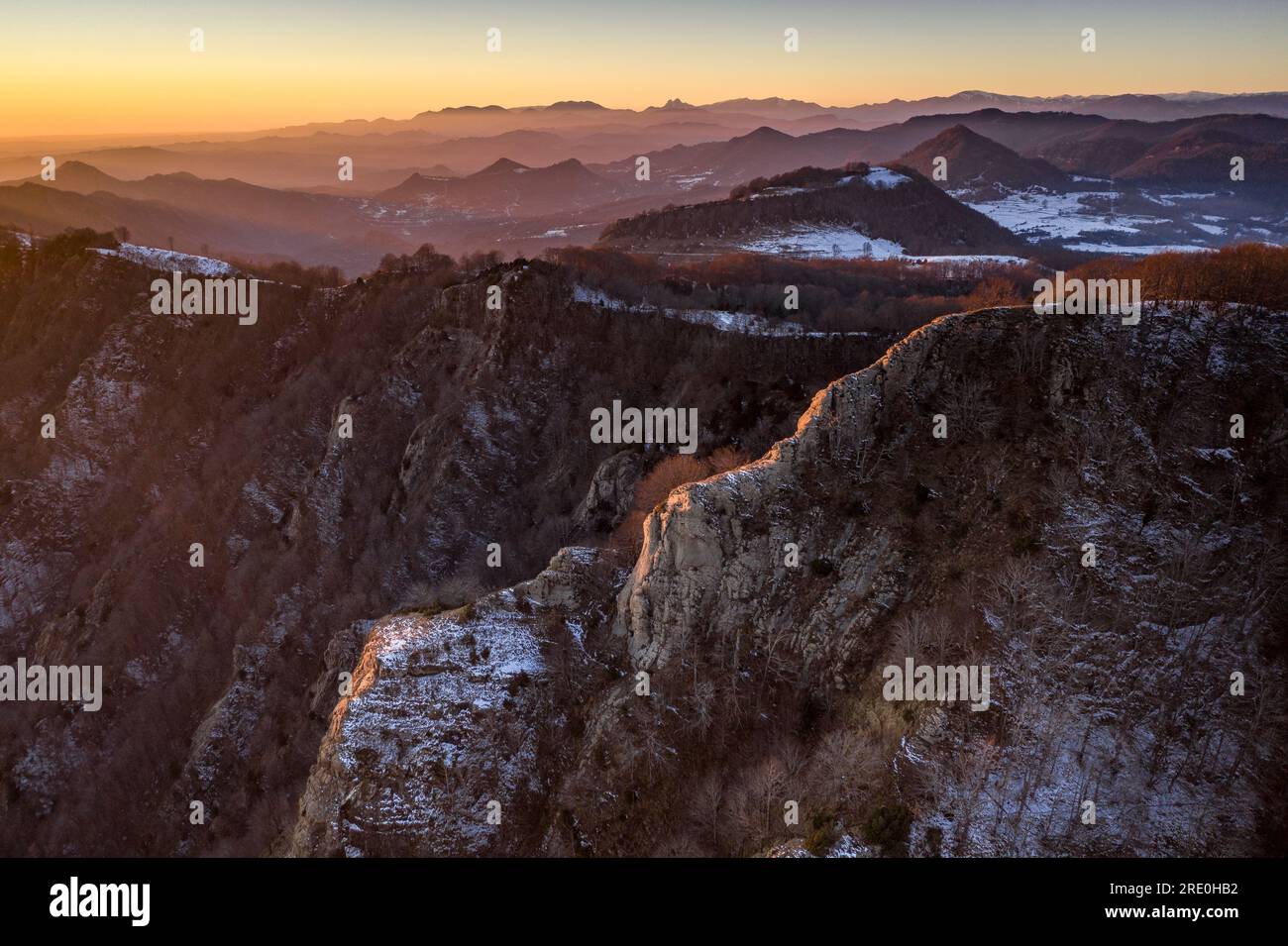 Luftaufnahme der Berge in der Nähe des Bracons Passes bei einem Winteruntergang (La Garrotxa, Girona, Katalonien, Spanien) Stockfoto