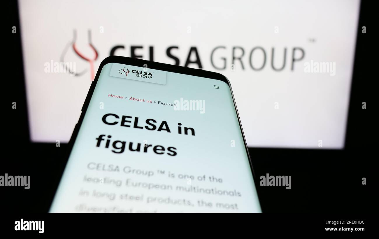 Smartphone mit Website des spanischen Stahlunternehmens CELSA Group auf dem Bildschirm vor dem Unternehmenslogo. Fokus auf oberer linker Seite des Telefondisplays. Stockfoto