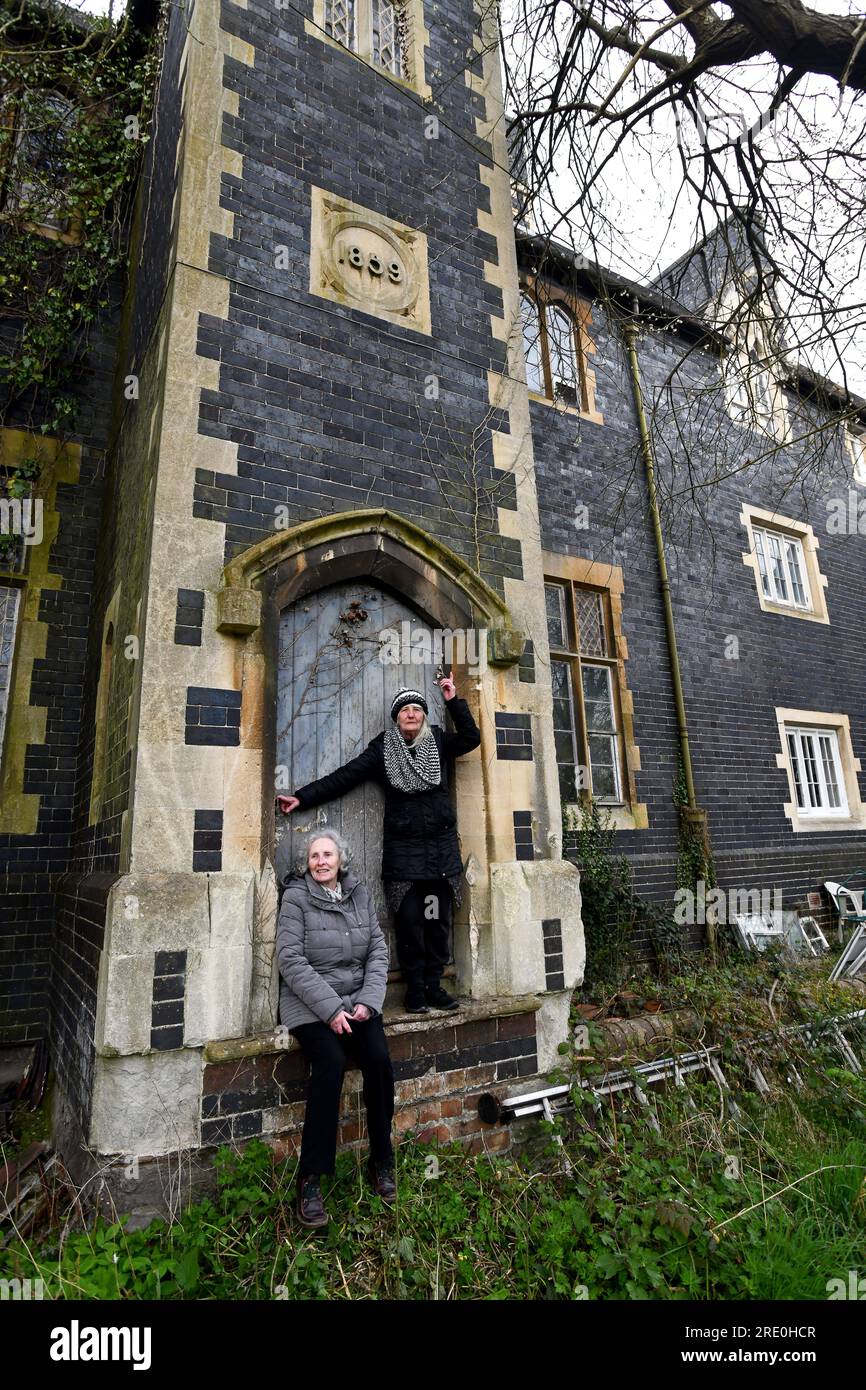 Die Ironbridge C of E School wurde 1969 geschlossen, nachdem der Spielplatz aufgelöst wurde. Die ehemaligen Schülerschwestern Carol und Rose Wincott besuchen uns mehr als 50 Jahre später. Stockfoto