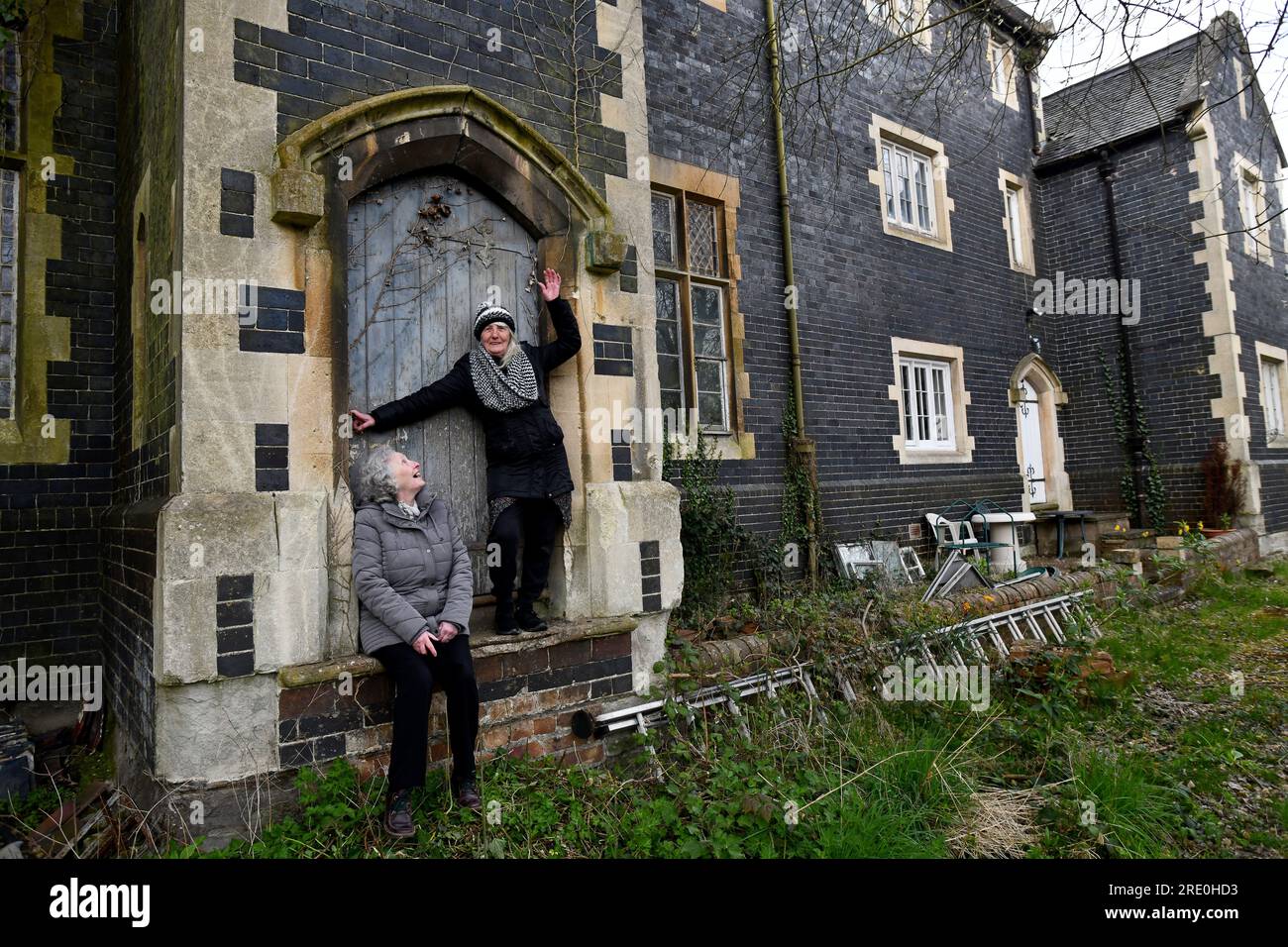 Die Ironbridge C of E School wurde 1969 geschlossen, nachdem der Spielplatz aufgelöst wurde. Die ehemaligen Schülerschwestern Carol und Rose Wincott besuchen uns mehr als 50 Jahre später. Stockfoto