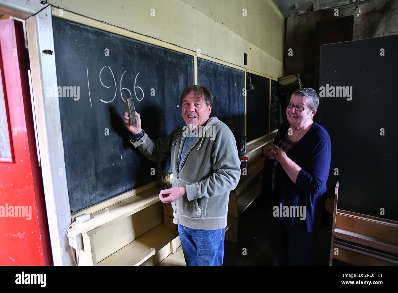 Klassentreffen Alte Schüler besuchen ihre frühere Schule, die vor 50 Jahren geschlossen wurde und so geblieben ist, wie sie war, als sie geschlossen wurde. Die Ironbridge C of E Schule Stockfoto