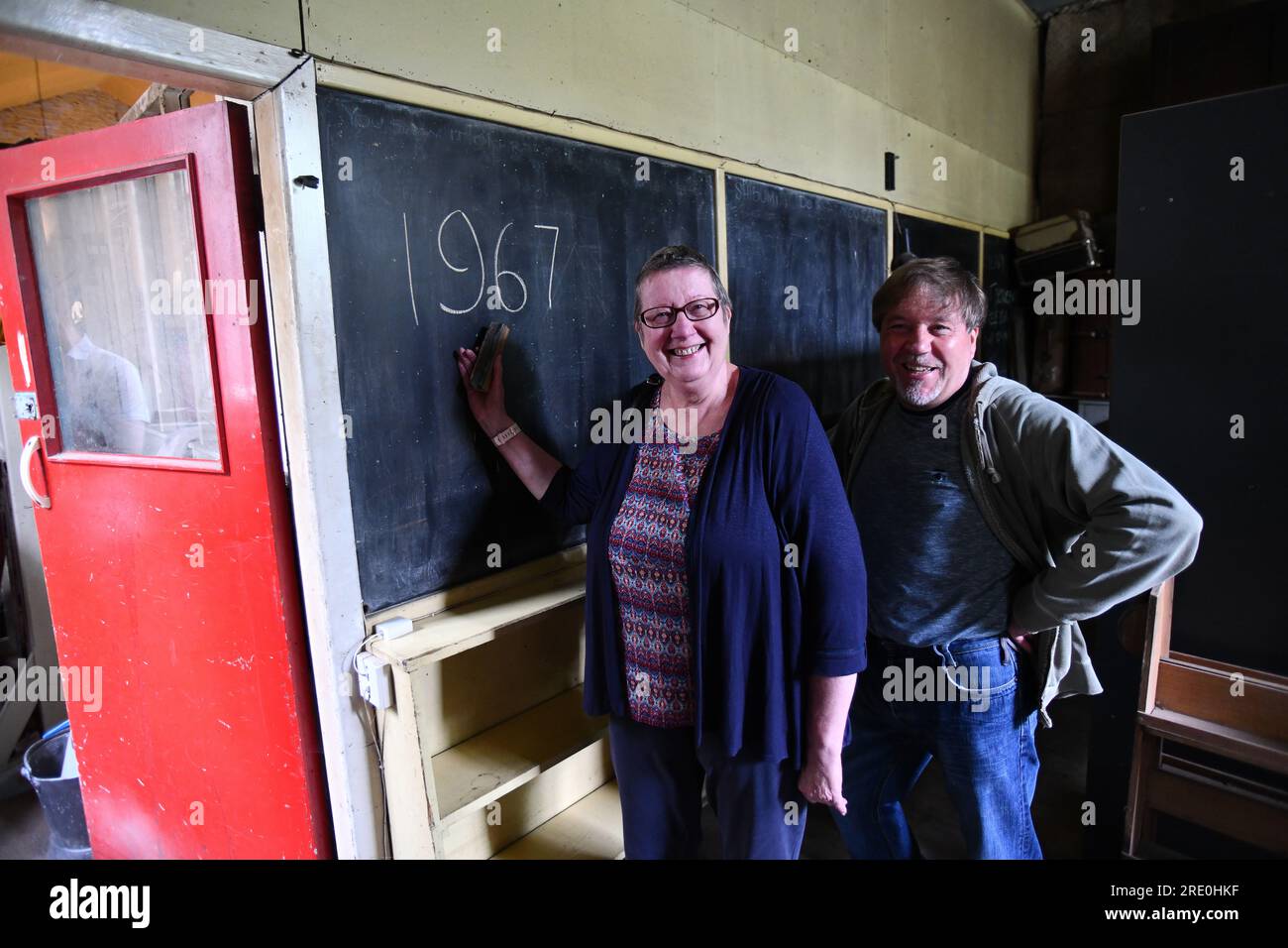 Klassentreffen Alte Schüler besuchen ihre frühere Schule, die vor 50 Jahren geschlossen wurde und so geblieben ist, wie sie war, als sie geschlossen wurde. Die Ironbridge C of E Schule Stockfoto
