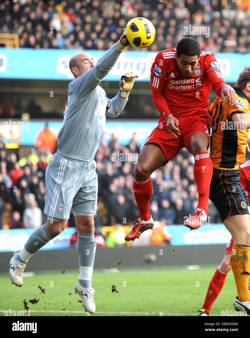 Jose Manuel Reina aus Liverpool schlägt Glen Johnson von Liverpool Fußball - Barclays Premier League - Wolverhampton Wand den Ball Stockfoto