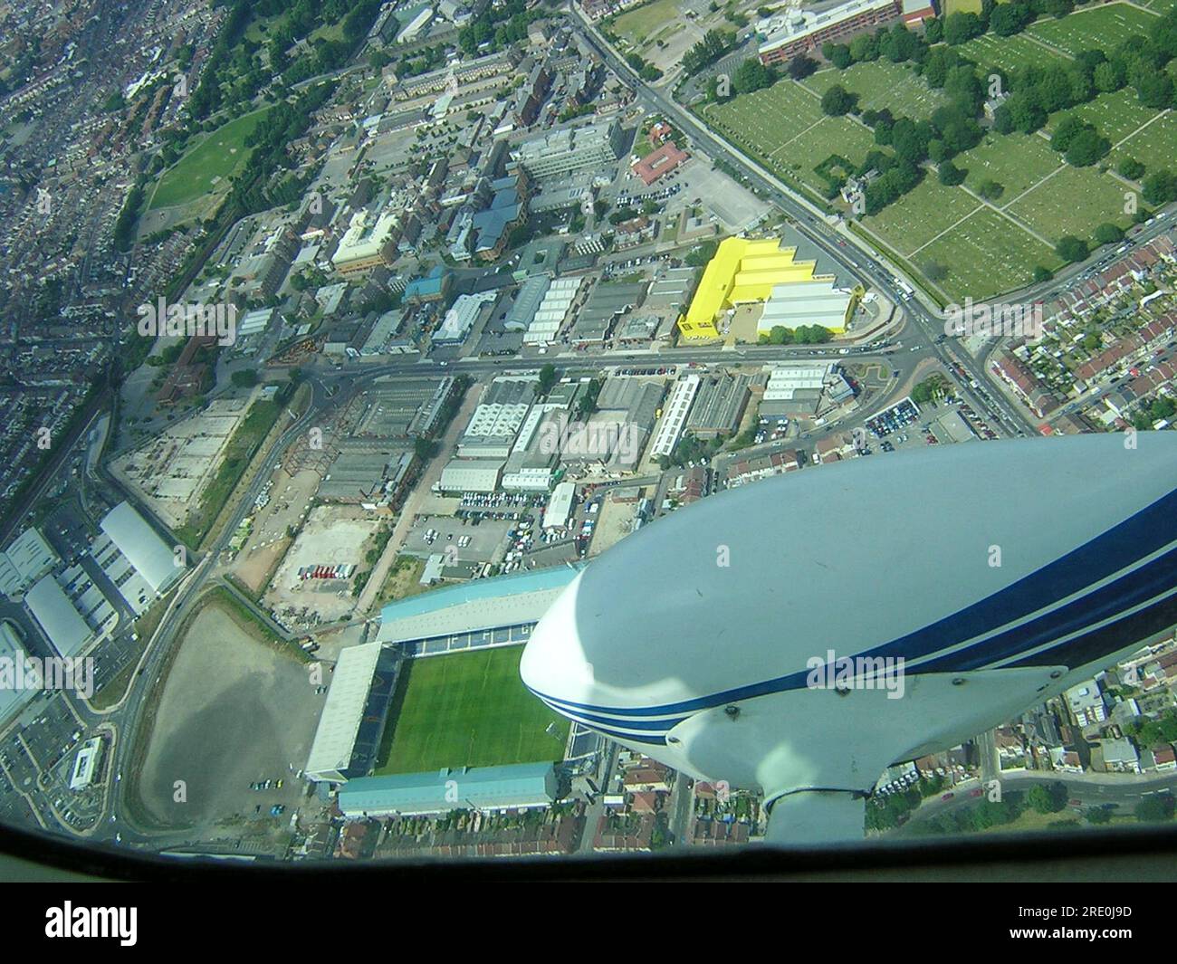 Blick vom Portsmouth Football Club Stadion Fratton Park, Portsmouth, Großbritannien. Flugzeugradverkleidung über Southsea, Portsea Island Stockfoto