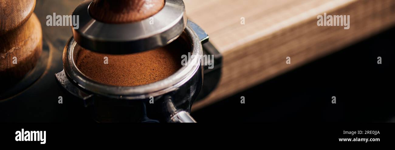 Manipulation in der Nähe des Portafilters mit gemahlenem Kaffee, Espresso, manueller Presse, arabica, Koffein, Banner Stockfoto