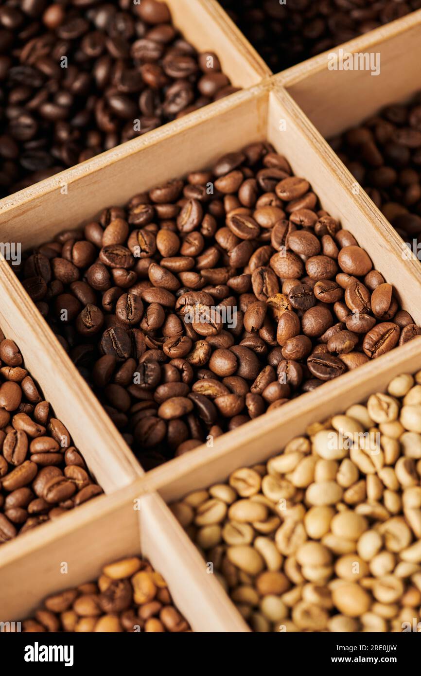 Kaffeebohnen in Holzbox, verschiedene Röstung, Koffein und Energie, Espresso, Kaffeehintergrund Stockfoto