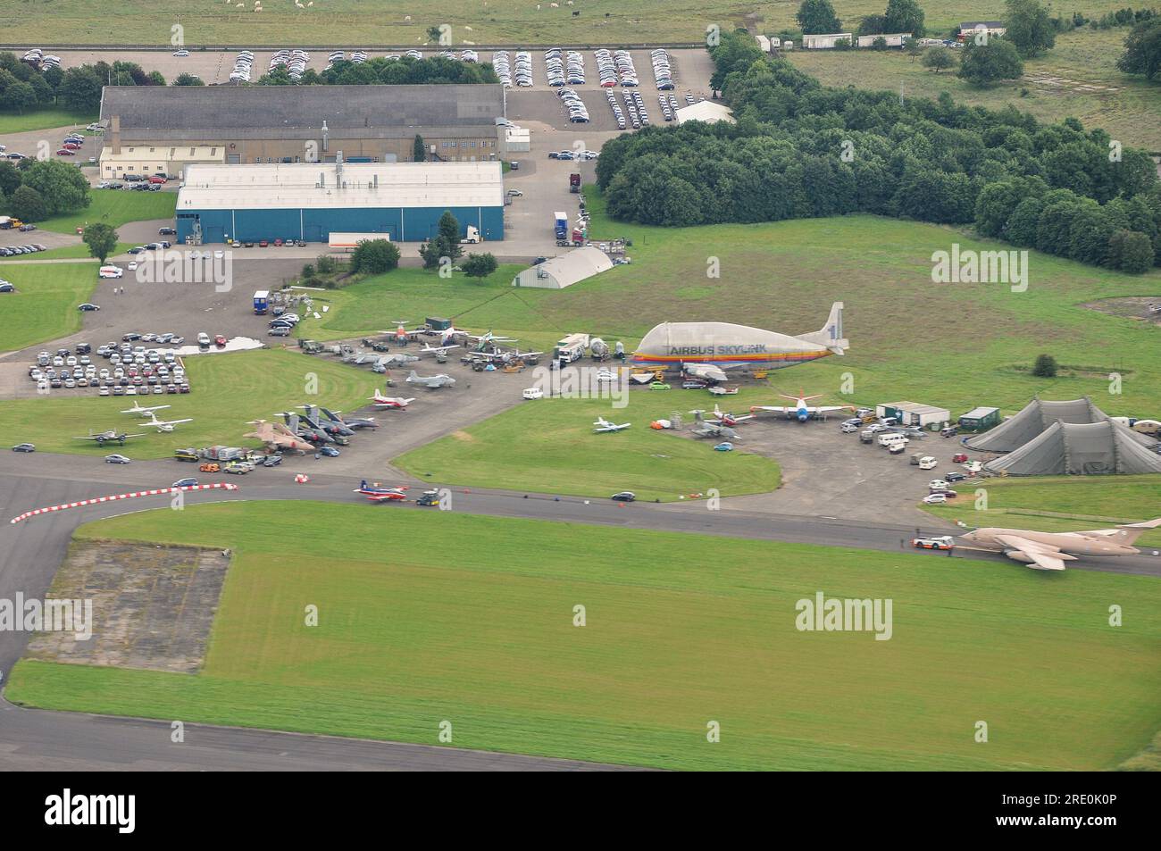 Blick von oben auf Bruntingthorpe Aerodrome und Proving Ground, Leicestershire. Ehemaliger Luftwaffenstützpunkt aus der Kriegszeit, heute Heimat von Demobbed Aircraft & Museum Stockfoto