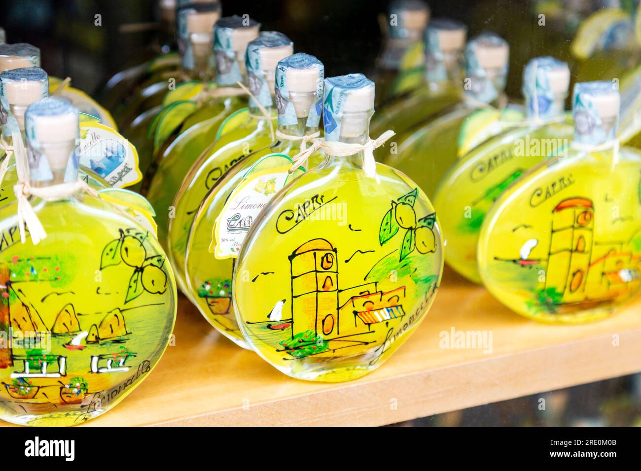 Souvenirflaschen Limoncello-Zitronenlikör in Carpi, Italien Stockfoto