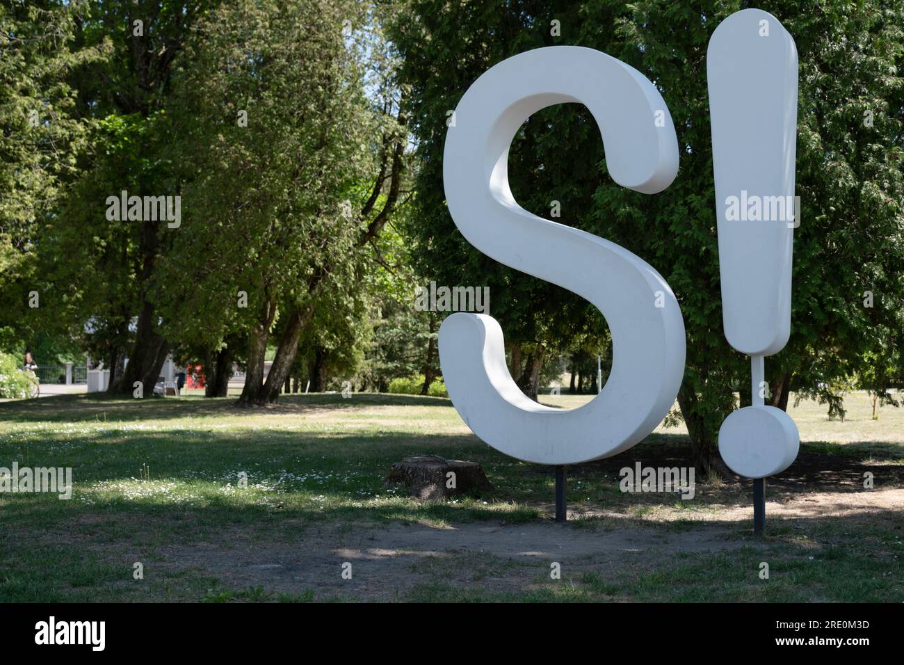 Symbol oder Logo (S! Der Buchstabe S und ein Ausrufezeichen) der Gemeinde Sigulda im Garten des neuen Schlosses Sigulda Stockfoto