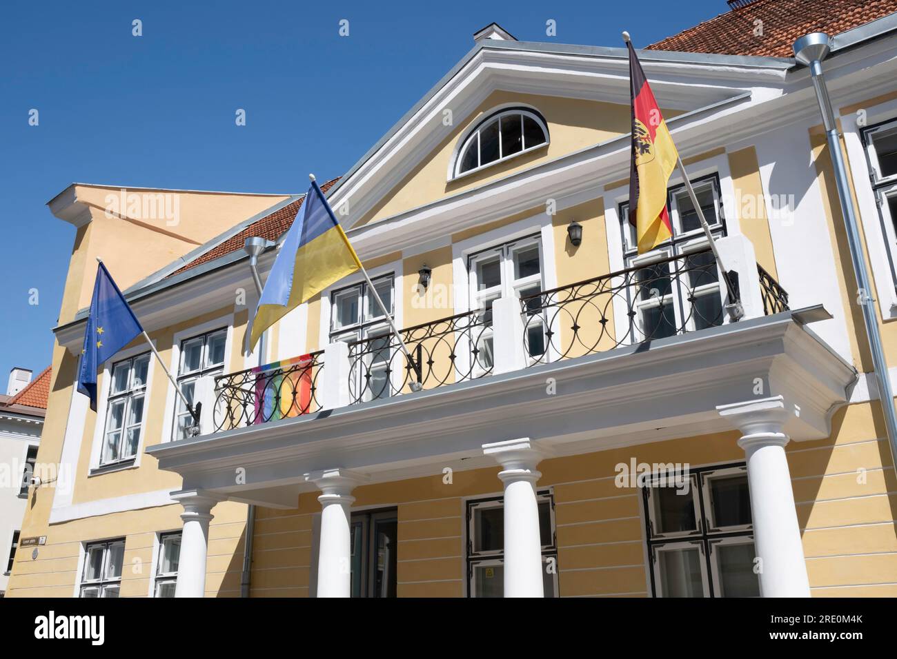 Europäische Union, ukrainische und deutsche Flaggen auf dem Balkon des deutschen Botschaftsgebäudes in der Altstadt von Tallinn, Estland Stockfoto