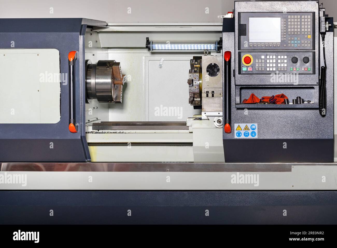 Industrielle CNC-Drehmaschine mit Drehturm mit sechs Positionen und Schnellspannfutter mit 3 Backen zum Greifen oder Spannen des Werkstücks. Nahaufnahme. Speicherplatz kopieren. Stockfoto