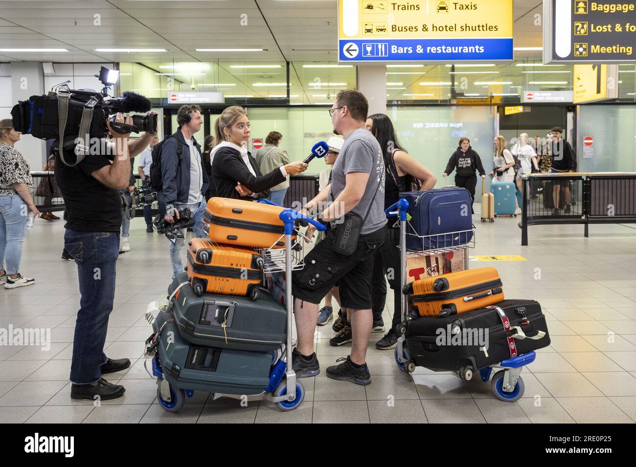 SCHIPHOL - Karly Leunissen spricht zusammen mit seiner Frau und zwei Kindern aus Zoetermeer mit den Medien, nachdem er mit einem Flugzeug der griechischen Fluggesellschaft Sky Express am Flughafen angekommen ist. Sie sind froh, wieder auf dem Land zu sein. Die Familie verließ ihre Unterkunft im Süden, in Lachania, zwei Tage früher als geplant am Sonntag. Sie fürchteten, dass sie, wenn sich der Wind umkehrt, in die Brände geraten würden. Wir haben viele Rauchwolken gesehen und dachten zuerst, dass es nicht so schlimm wäre. Aber dann breitete sich das Feuer weiter aus, Straßen waren gesperrt und wir konnten nirgendwo hin. ANP DINGENA MOL NETHERLANDS Stockfoto