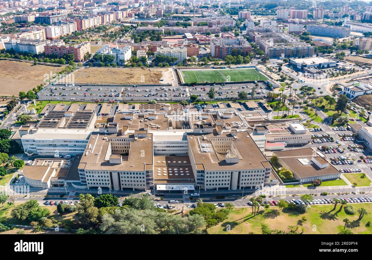 Luftpanorama-Dröhnen-Draufsicht des Juan Ramon Jimenez Universitätsklinikums von der Notfallseite, einem öffentlichen Krankenhauskomplex der Andaluser Stockfoto