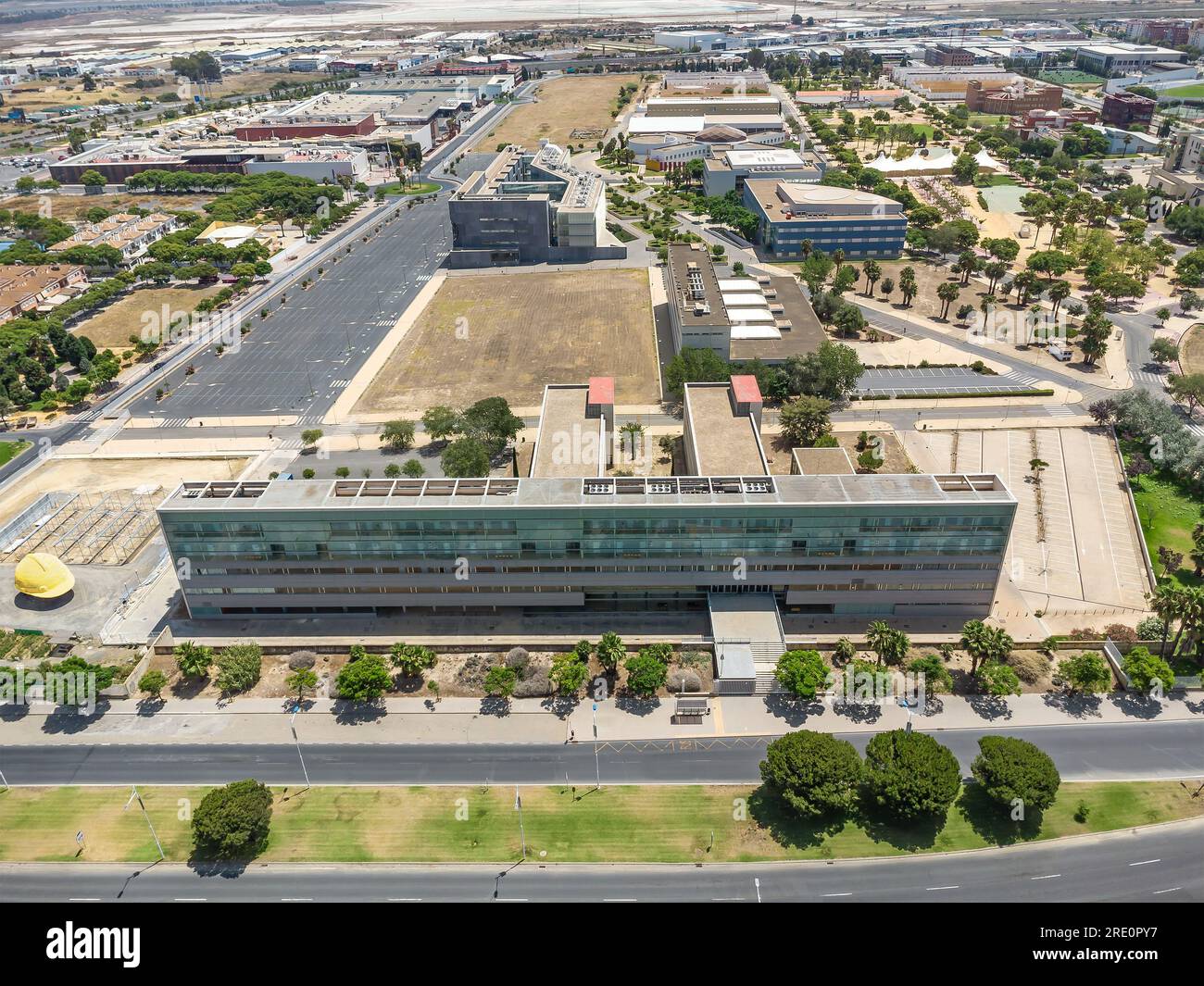 Der Bau der Fakultät für Arbeitswissenschaften und Arbeitsbeziehungen auf dem Universitätscampus der Stadt Huelva aus der Vogelperspektive. Spanische öffentliche Universität und es ist Stockfoto