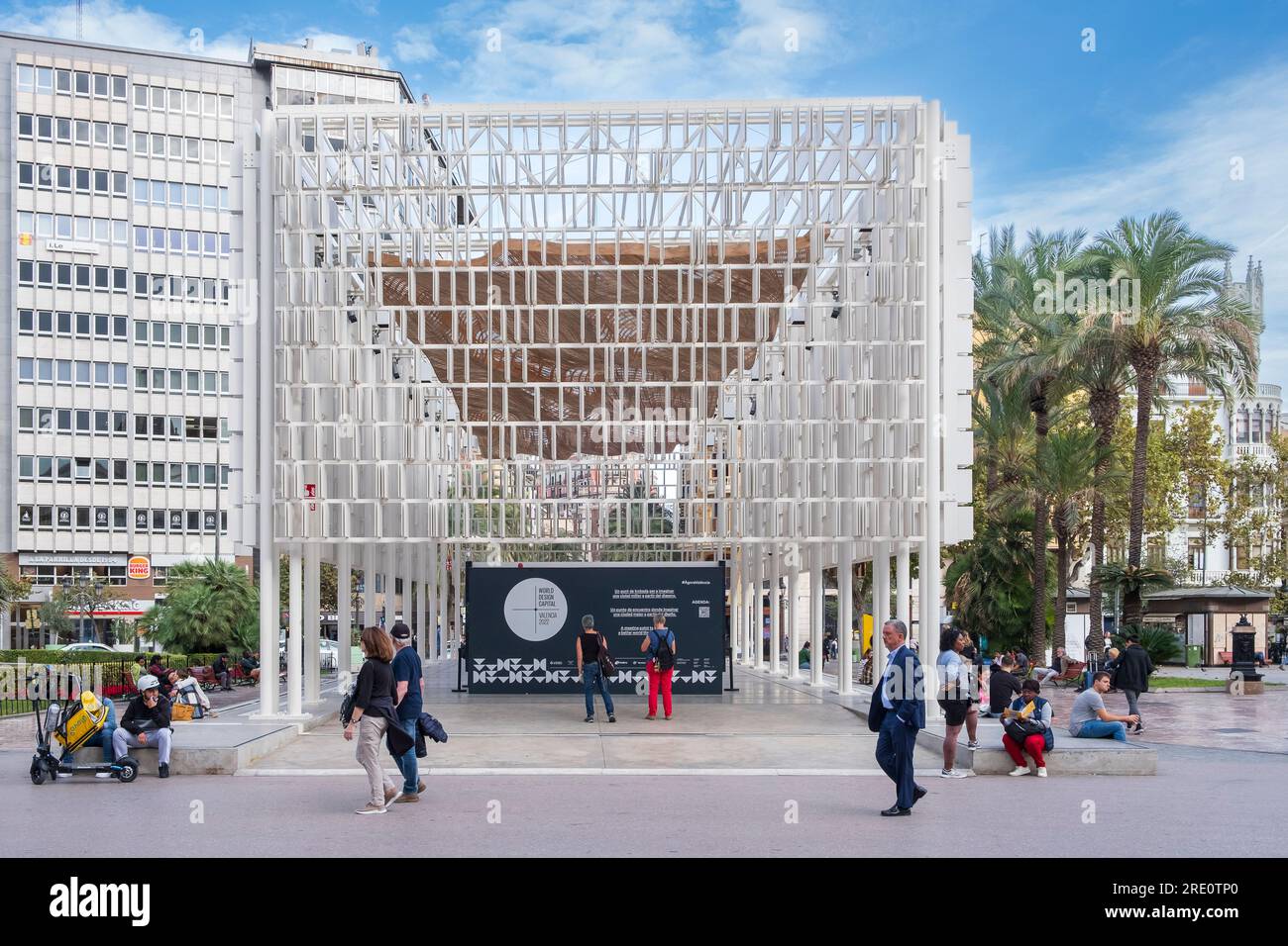Agora Valencia, ist ein nachhaltiger Pavillon auf dem Rathausplatz, der anlässlich der Aktivitäten zu „Valencia Welthauptstadt des Designs“ Stockfoto