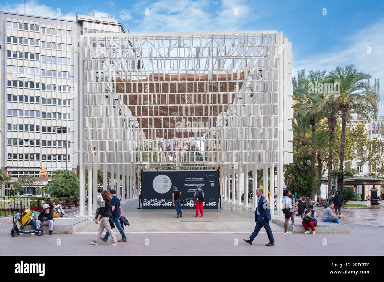 Agora Valencia, ist ein nachhaltiger Pavillon auf dem Rathausplatz, der anlässlich der Aktivitäten zu „Valencia Welthauptstadt des Designs“ Stockfoto