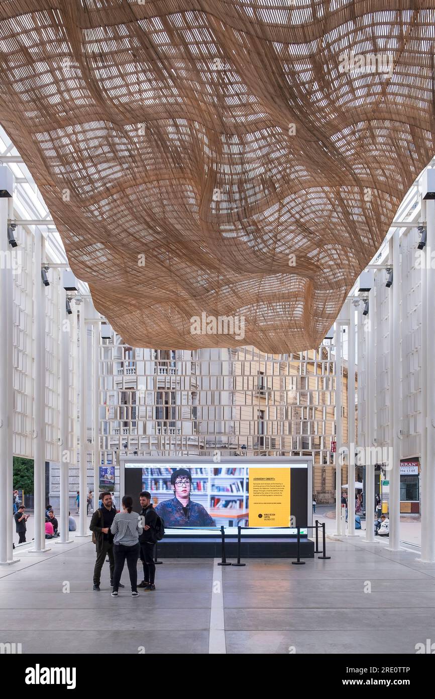 Agora Valencia, ist ein nachhaltiger Pavillon auf dem Rathausplatz, der anlŠsslich der AktivitŠten zu ãValencia Welthauptstadt des DesignsÒ aufgebaut Stockfoto