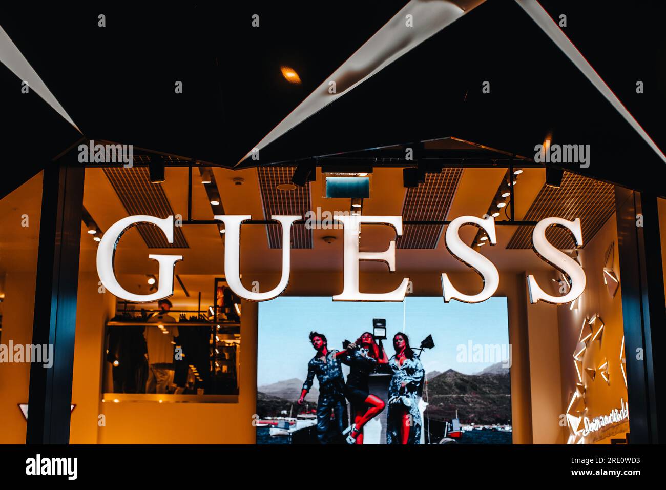 DAS Logo RATEN. Eingang zu einer berühmten Boutique. Guess ist eine amerikanische Bekleidungsmarke, die andere Modeaccessoires vermarktet Stockfoto