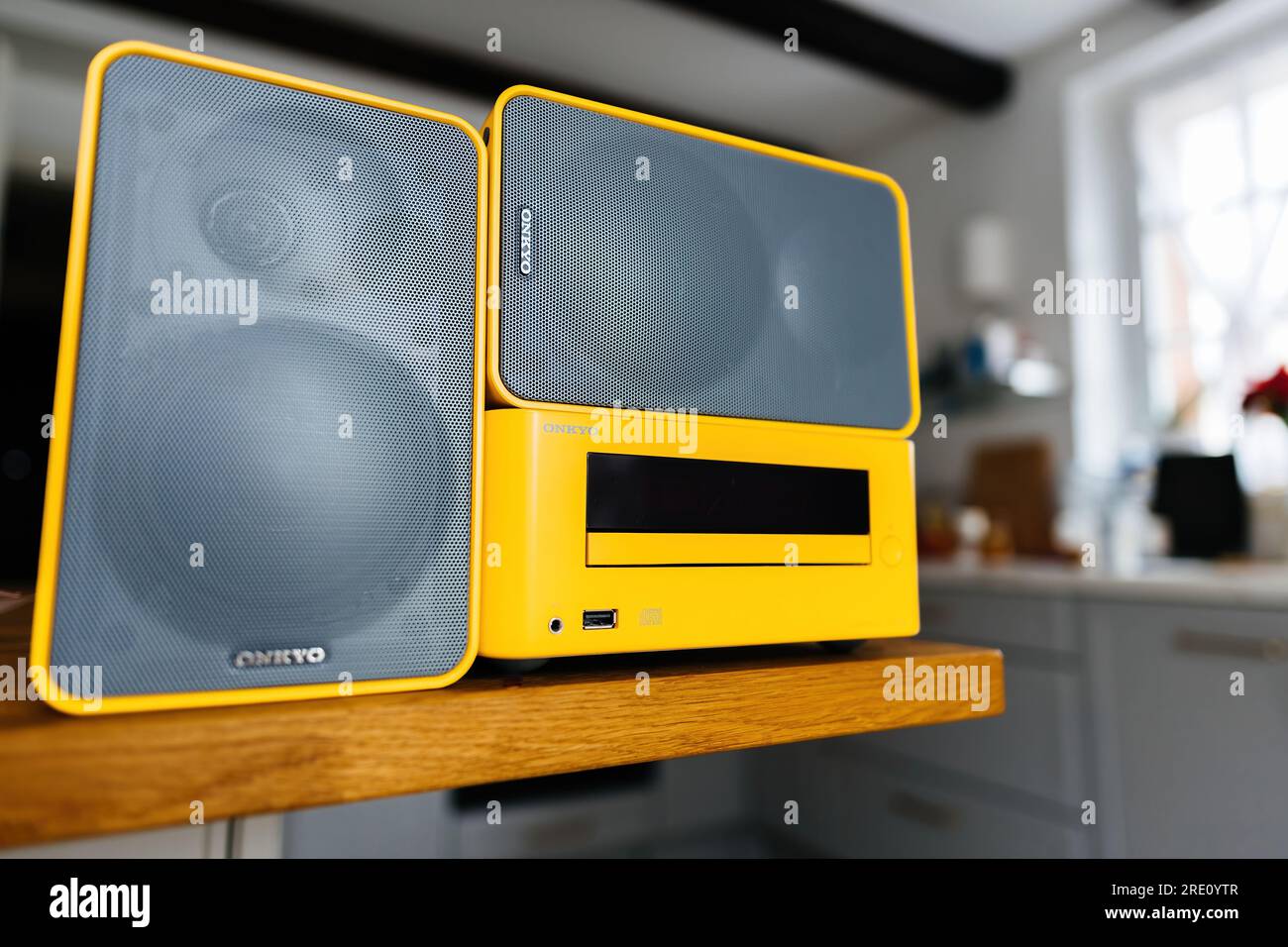 Hamburg, Deutschland - 2. Februar 2023: Neues gelbes ONKYO CS265 Hi-Fi-Stereosystem auf dem Holztisch Stockfoto