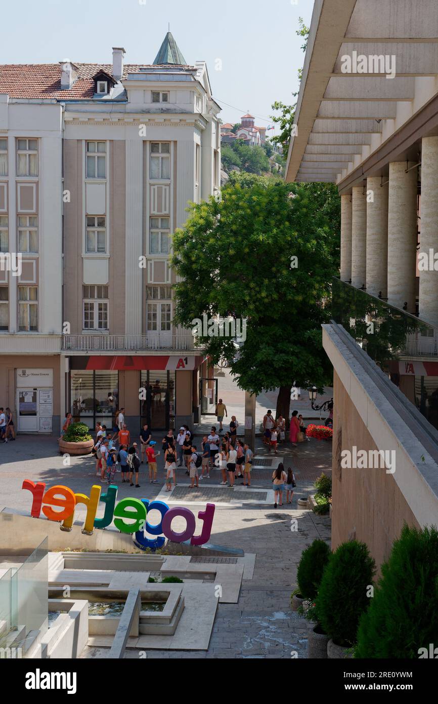 Erhöhter Blick auf eine Reisegruppe in der Hauptstraße in Plovdiv, Bulgarien. Die älteste Stadt Europas und die längste Fußgängerzone Europas. Stockfoto