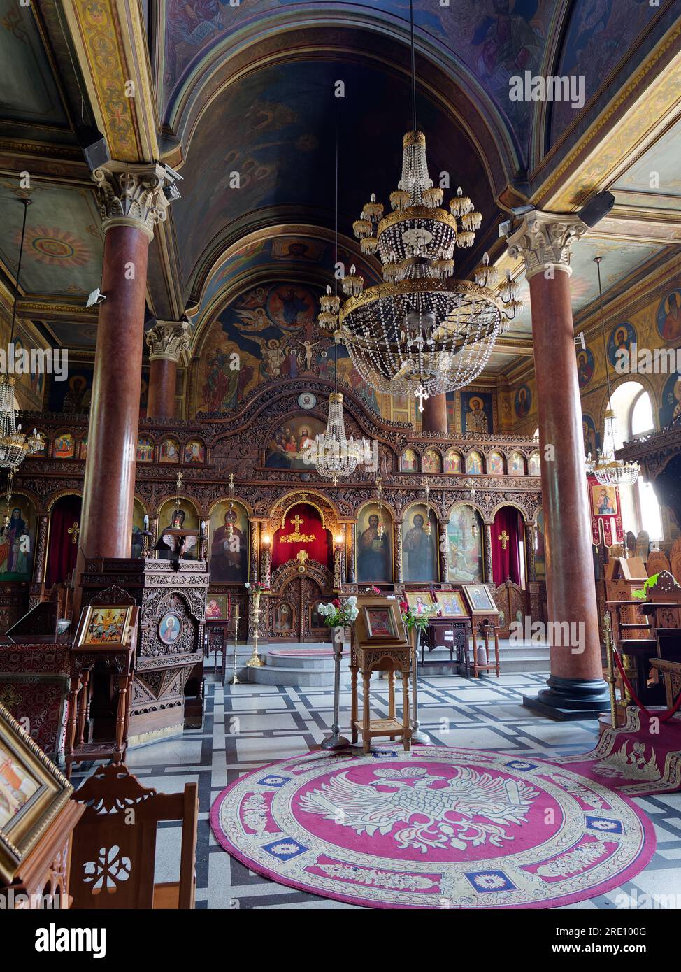 Das Innere der orthodoxen Kirche Sveta Petka (St. Paraskeva) in Plovdiv Bulgarien. Juli 2023. Stockfoto
