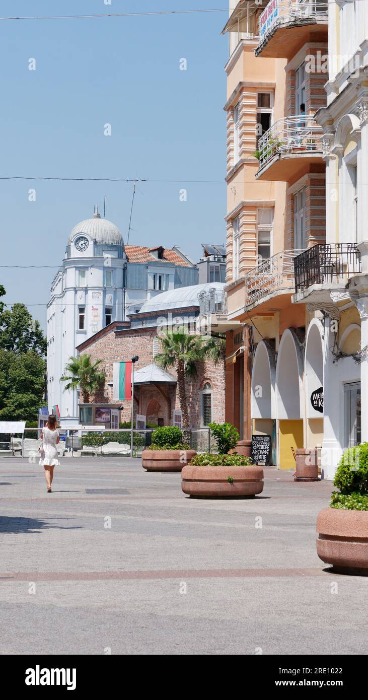 Plovdiv, Bulgarien, 24. Juli 2023. Frauen laufen die längste Fußgängerzone Europas entlang, hinter der die Freitagsmoschee auch bekannt als Dzhumaya-Moschee steht. Stockfoto