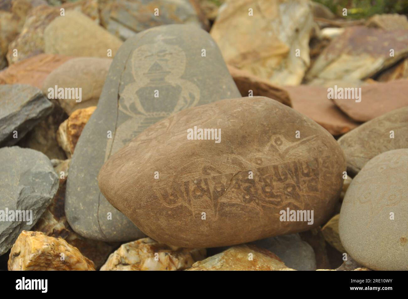 Buddhistisches Mantra und Stupa auf Stein graviert Stockfoto