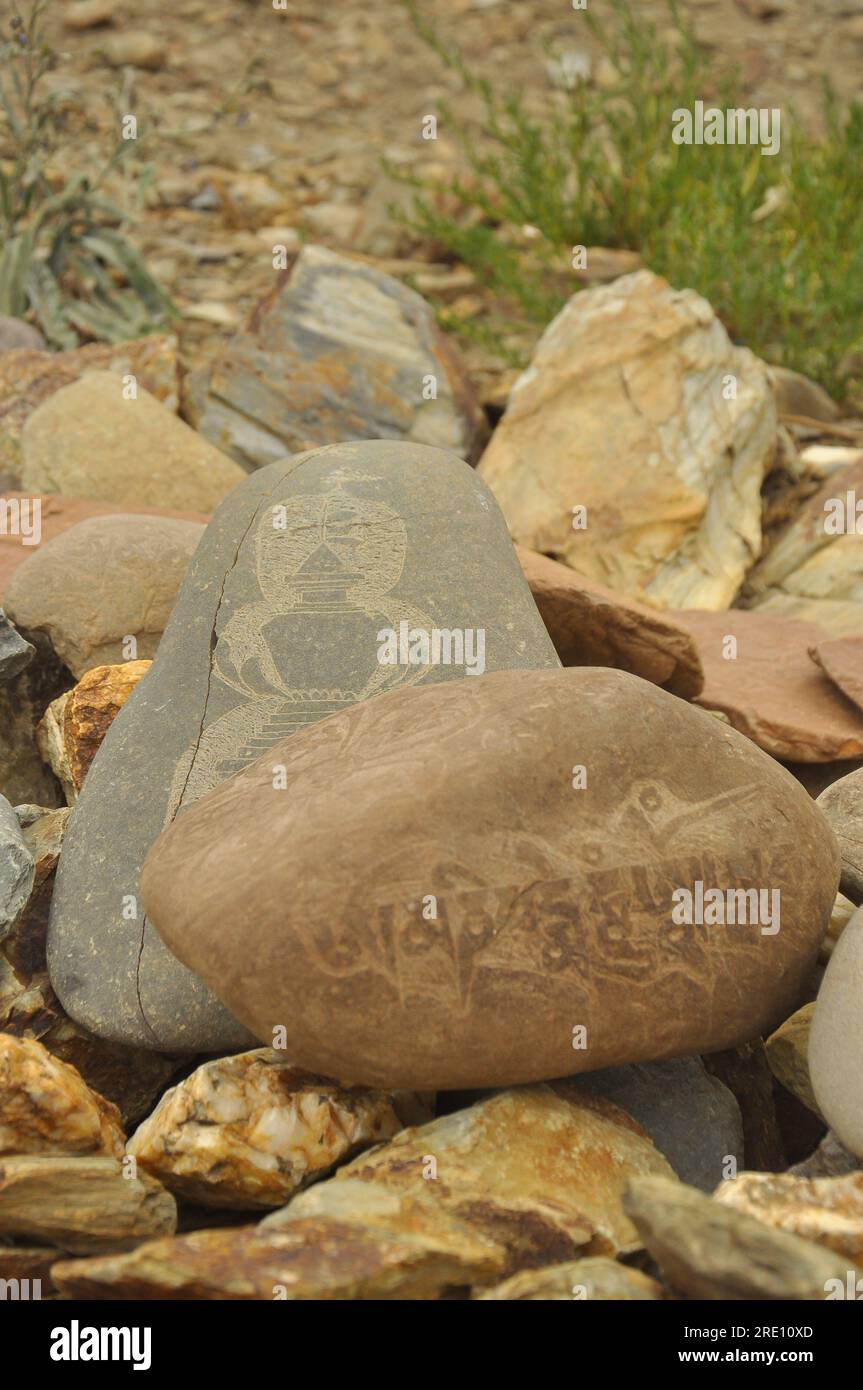 Buddhistisches Mantra und Stupa auf Stein graviert Stockfoto