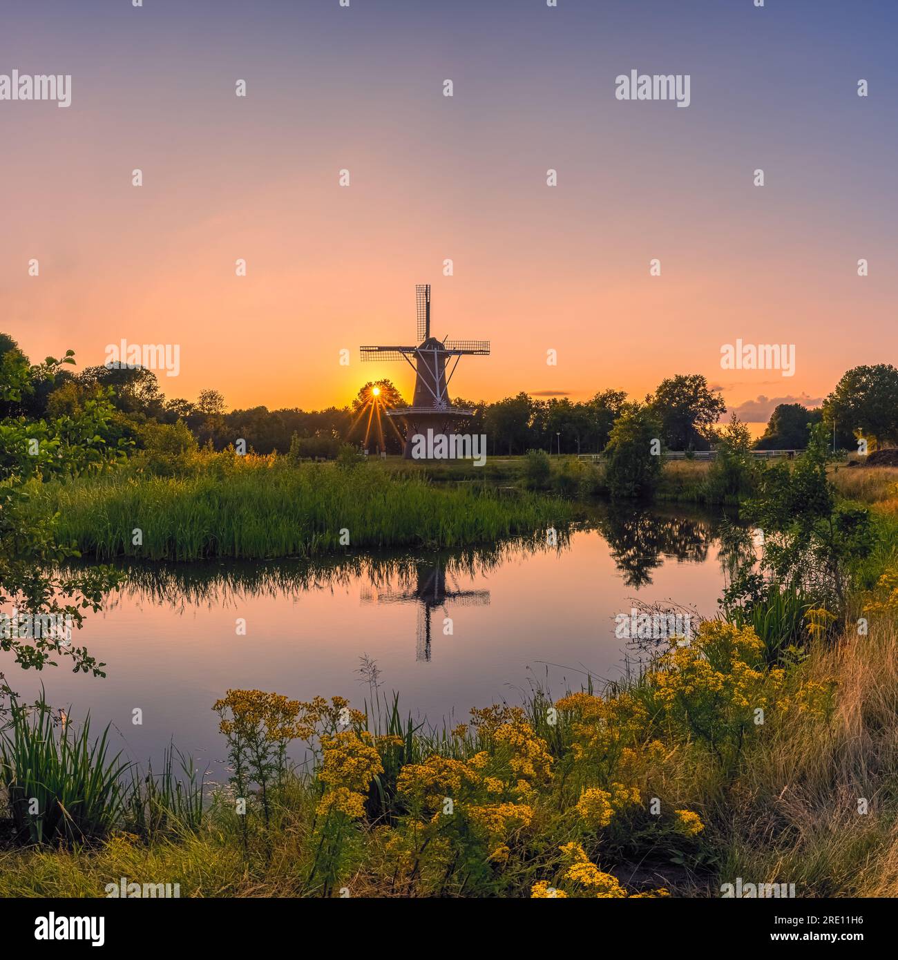 Ein Bild aus dem Jahr 1:1 von einem Sommerabend bei Sonnenuntergang in der Mehlmühle „De Juffer“, gleich außerhalb des Dorfes Gasselternijveen in der Provinz Drenthe, N Stockfoto