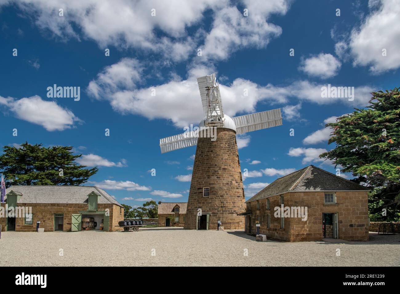 Windmühle und Nebengebäude wurden 1837 im historischen Callington Mill Oatlands, Tasmania, Australien, errichtet Stockfoto