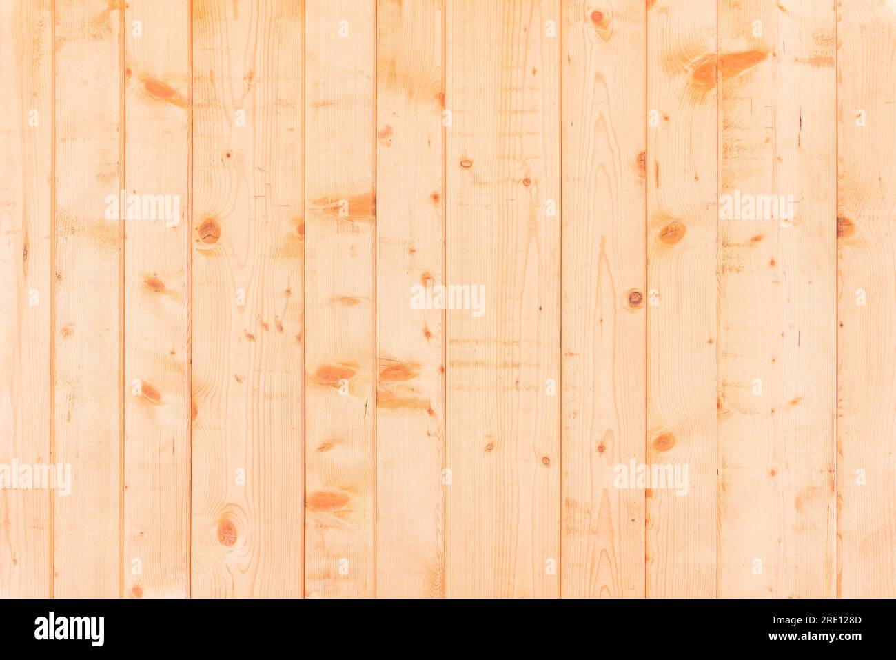 Unbehandeltes Hartholzbodenmuster aus Kiefernholz als Hintergrund, direkt darüber Stockfoto