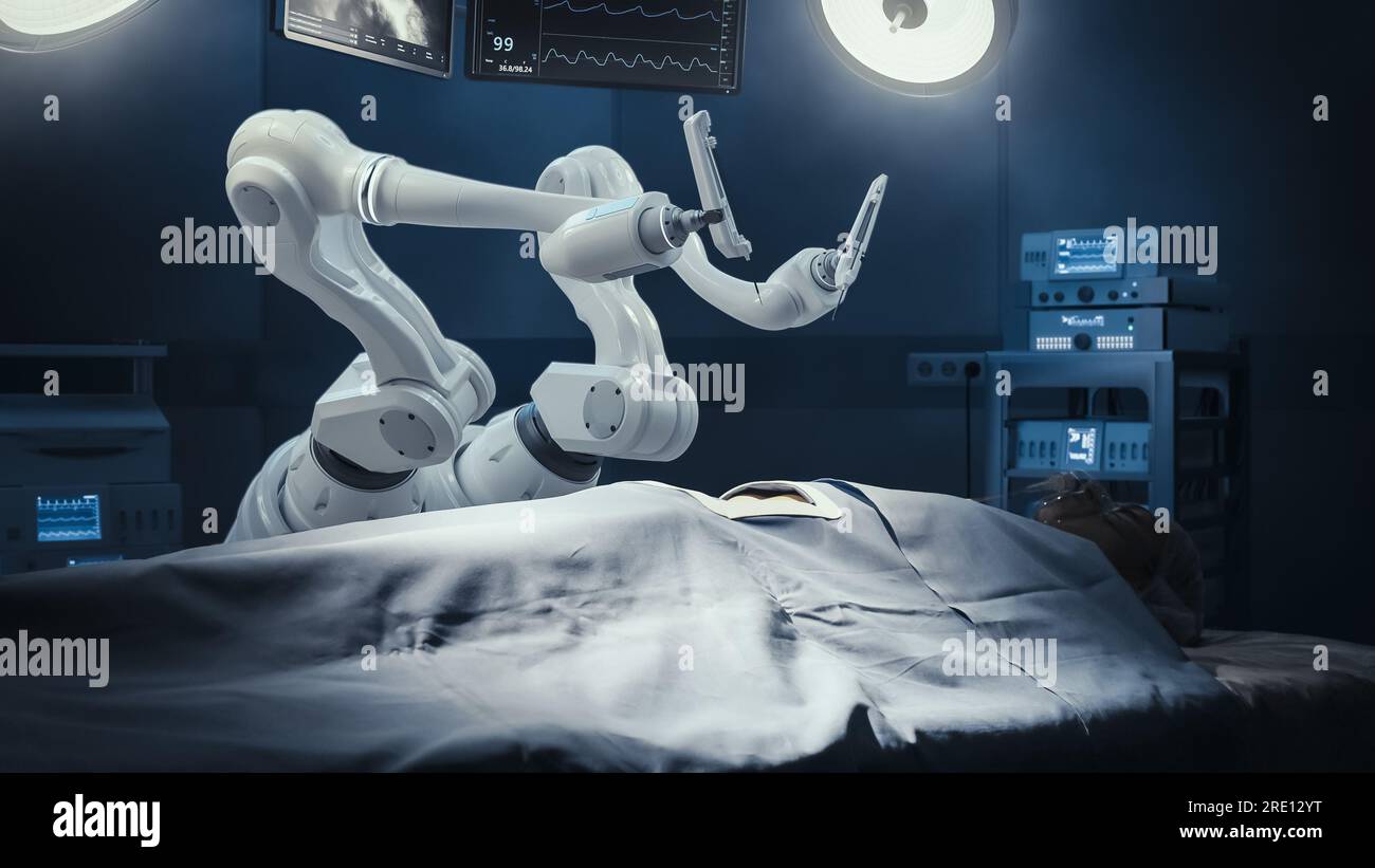 Modernes Krankenhaus: Chirurgie-Patient Liegt Auf Dem Operationstisch Während Roboterarme Hochpräzise Nanochirurgie Durchführen. Automatisierte Und Programmierbare Robotik Stockfoto