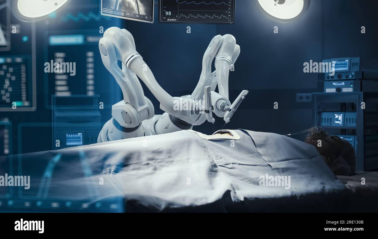 Modernes Krankenhaus: Chirurgie-Patient Liegt Auf Dem Operationstisch Während Roboterarme Hochpräzise Nanochirurgie Durchführen. Automatisierte Und Programmierbare Robotik Stockfoto
