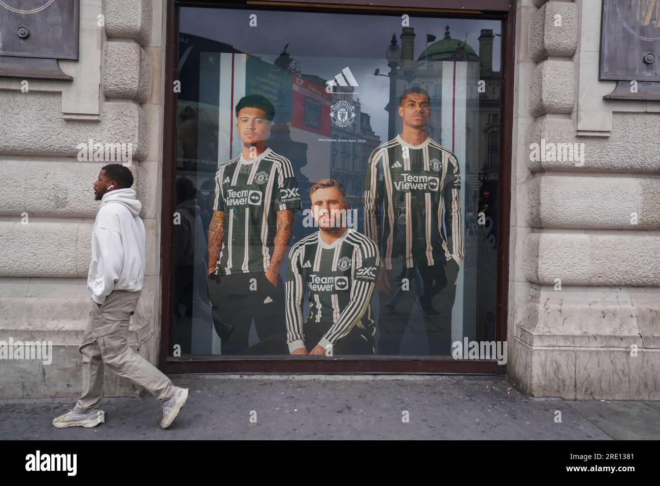 London UK. Am 24. Juli 2023 wird das neue Manchester United Auswärtstrikot für die englische Premier League-Saison 2023-4 von Jadon Sancho, Luke Shaw und Marcus Rashford getragen L-R am Fenster des Lillywhites Sportshops in Piccadilly ausgestellt. Kredit: amer Ghazzal/Alamy Live News Stockfoto