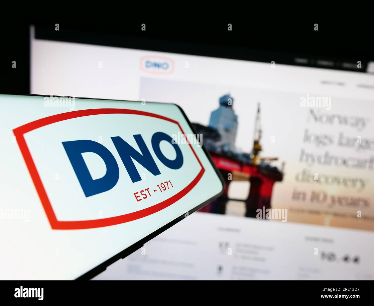 Handy mit Logo des norwegischen Öl- und Gasunternehmens DNO ASA auf dem Bildschirm vor der Business-Website. Konzentrieren Sie sich auf die Mitte des Telefondisplays. Stockfoto