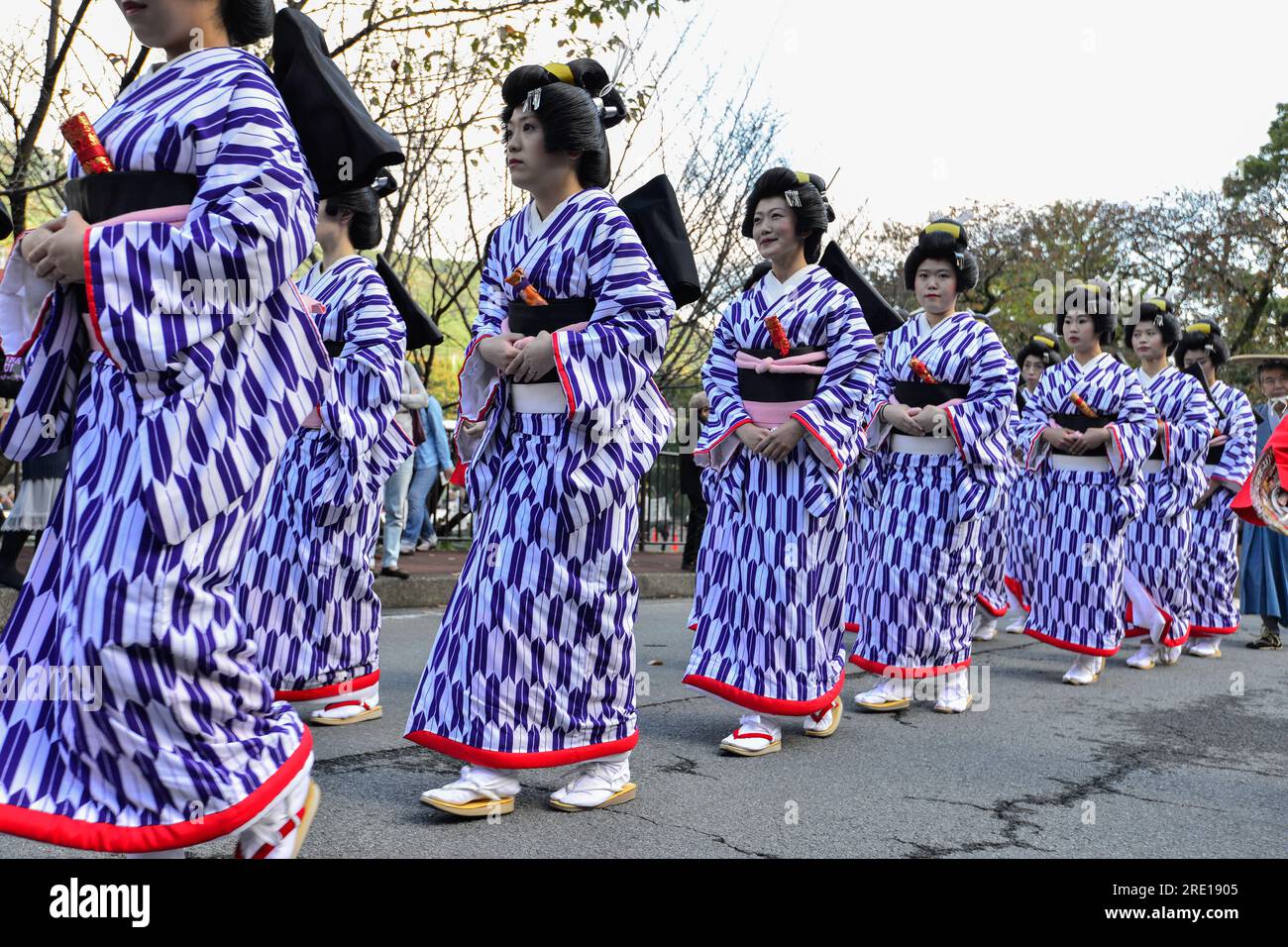 Japan, Hakone, Yumoto, Honshu Island: Die Hakone Daimyo Gyoretsu Parade, eine lebhafte Prozession historischer Figuren, Tänzer und Musiker. Dieser Pa Stockfoto