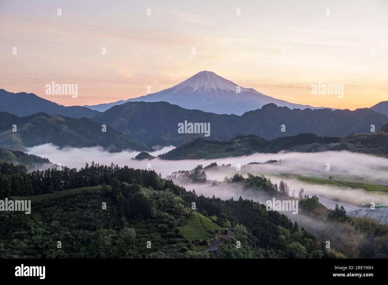 Japan, Yoshiwara: Landschaft mit Hügeln, Berg Fuji und Nebel im Tal, Honshu Island Stockfoto
