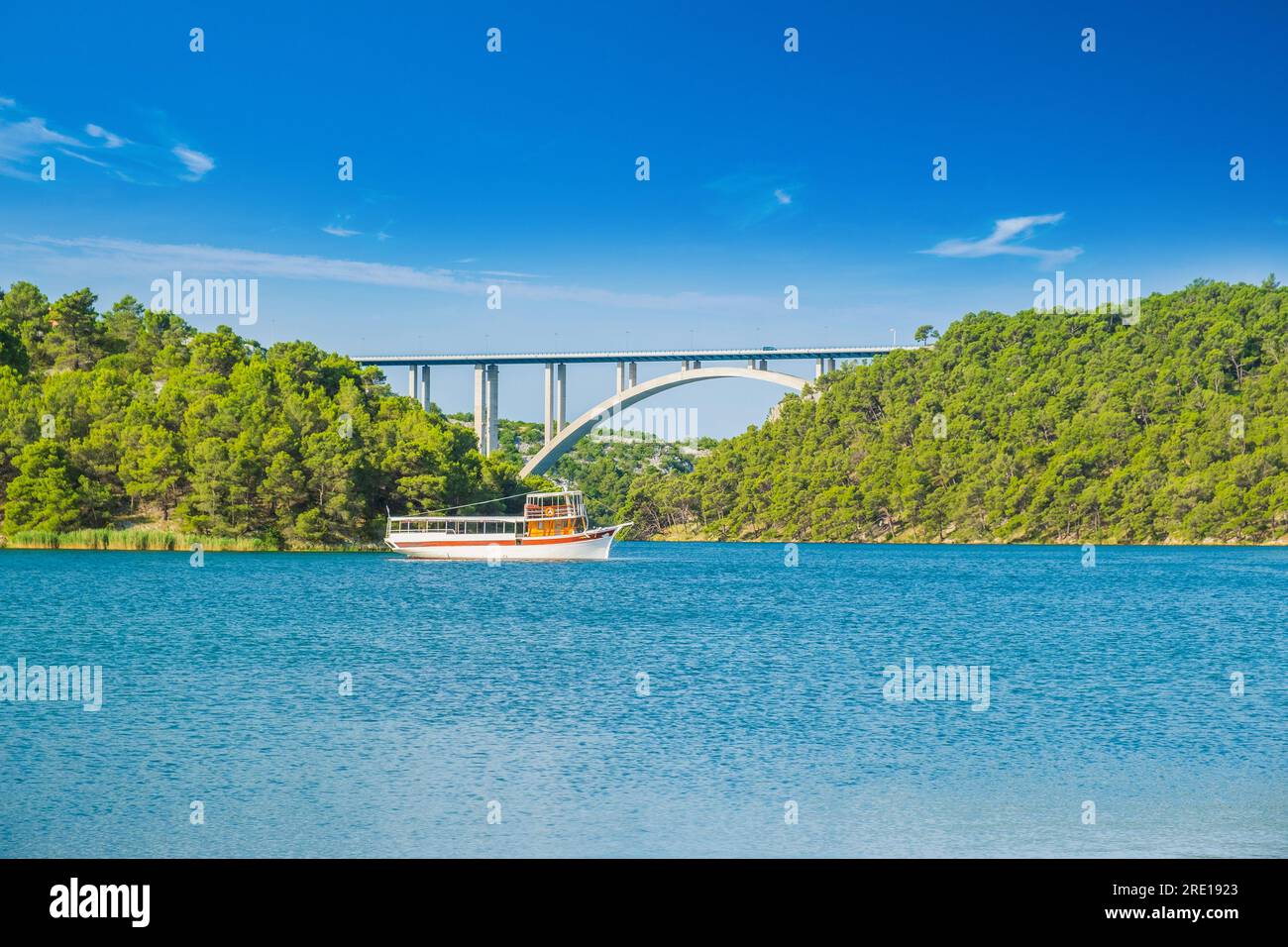 Brücke über den Fluss Krka in der Nähe der Stadt Sibenik in Kroatien Stockfoto