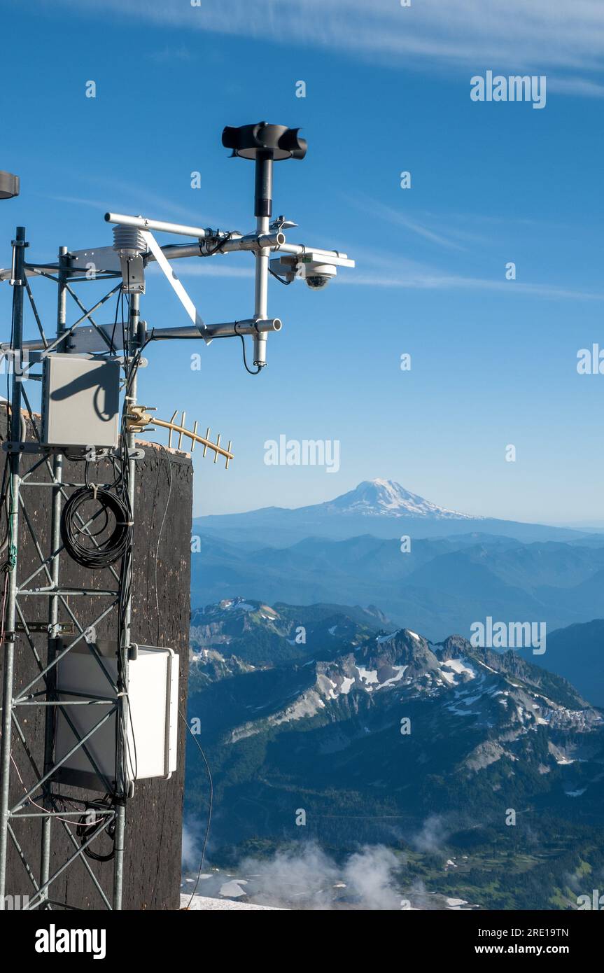 Seismische Ausrüstung auf dem Mount Rainer mit Mount Adams in der Ferne. Washington. Stockfoto