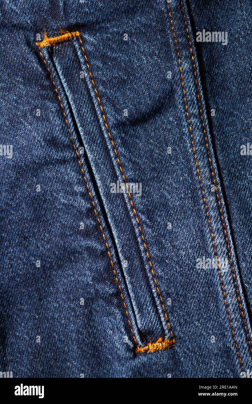 Nahaufnahme der einsetzbaren Tasche der Trucker-Jacke, die im Studio aufgenommen wurde Stockfoto