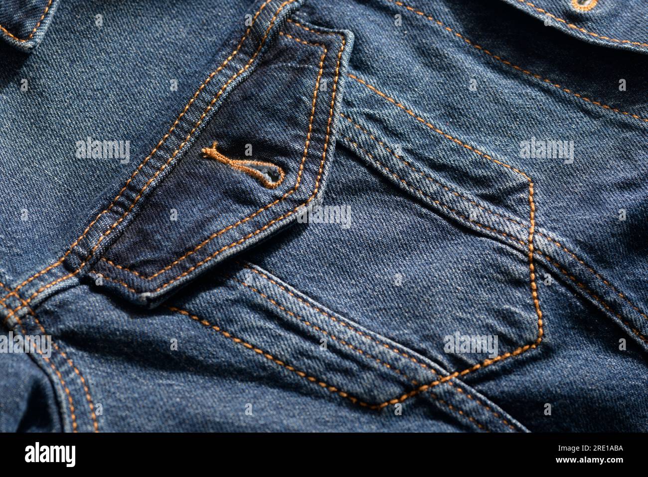 Seitenansicht der Denim-Jacke mit Knopfschlaufe und Tasche Stockfoto