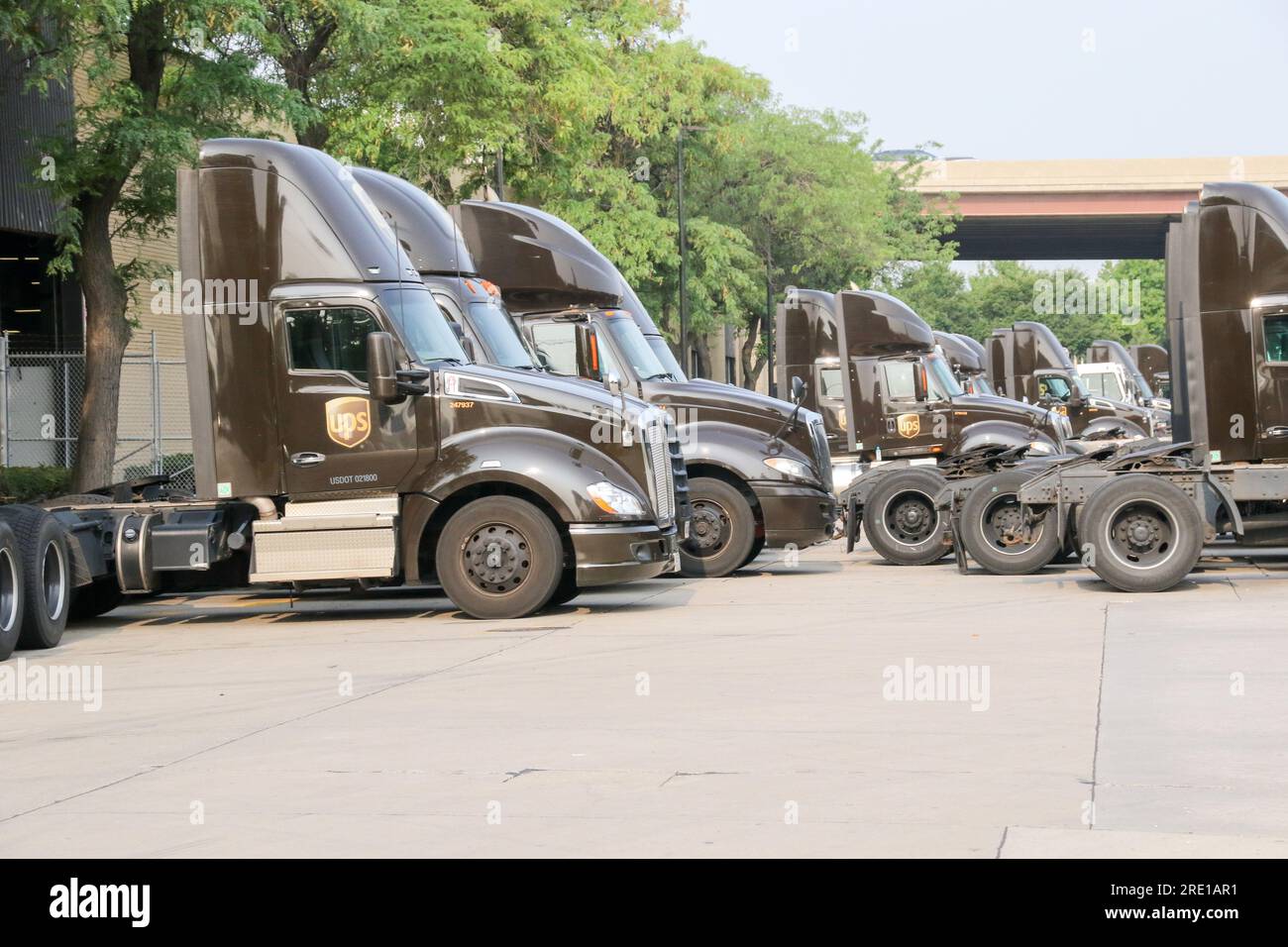 AM 24. Juli 2023 stehen USV-Lkw auf dem Firmenparkplatz am UPS Customer Care Center in Chicago. Die Frist zwischen den Teamstern und UPS, um eine Einigung zu erzielen und einen neuen Vertrag zu schließen, liegt in weniger als einer Woche, die Verhandlungen brachen zu einem früheren Zeitpunkt im Monat zusammen, und ein möglicher UPS-Streik fühlt sich näher als je zuvor an. (Foto: Alexandra Buxbaum/Sipa USA) Stockfoto